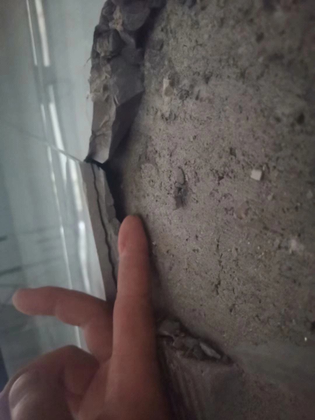 墙砖翘边是瓷砖问题还是手工问题(墙砖翘边是瓷砖问题还是手工问题呢)